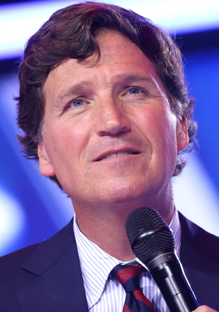 Tucker Carlson durante AmericaFest 2025